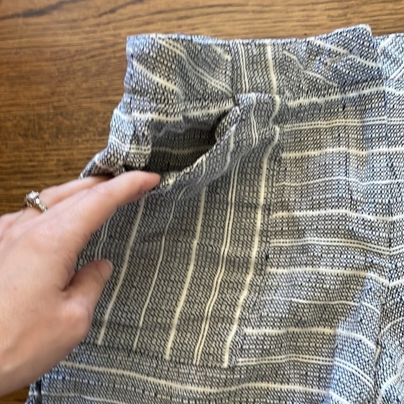 Cynthia Rowley sz10 blue and white shorts with front pockets - Picture 3 of 8